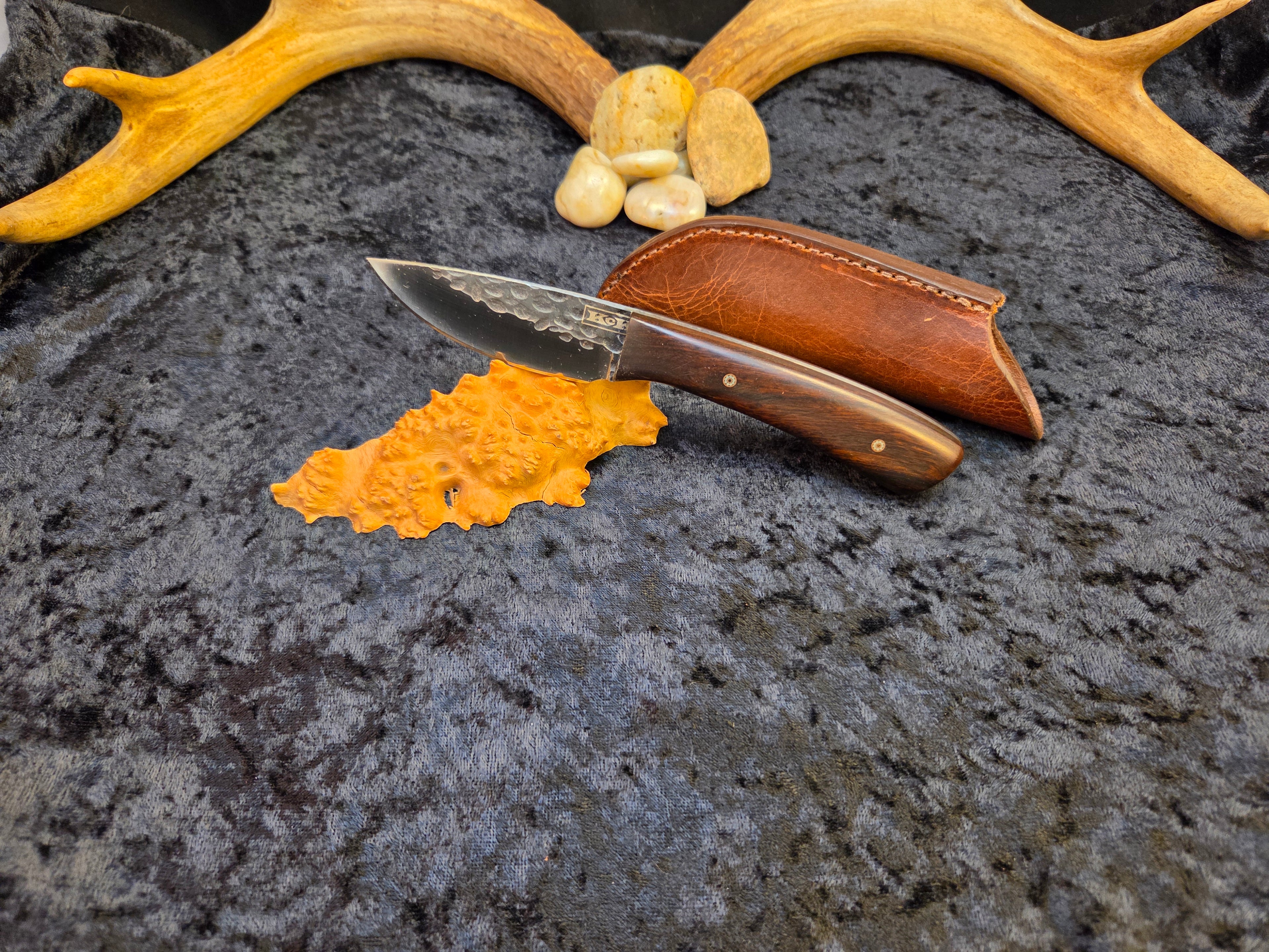 Full Tang Medium Skinner - Hammered Finish, Desert Ironwood