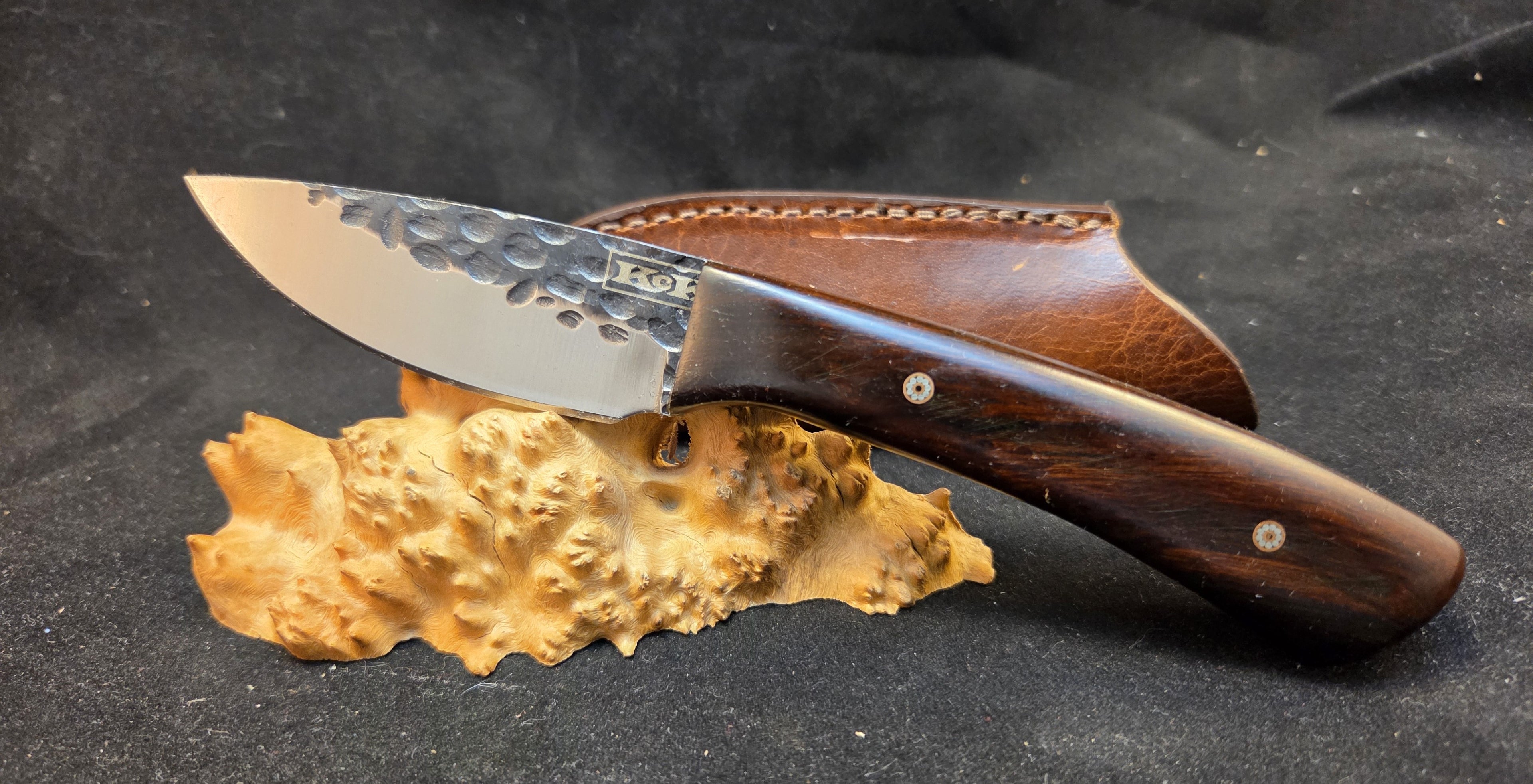 Full Tang Medium Skinner - Hammered Finish, Desert Ironwood